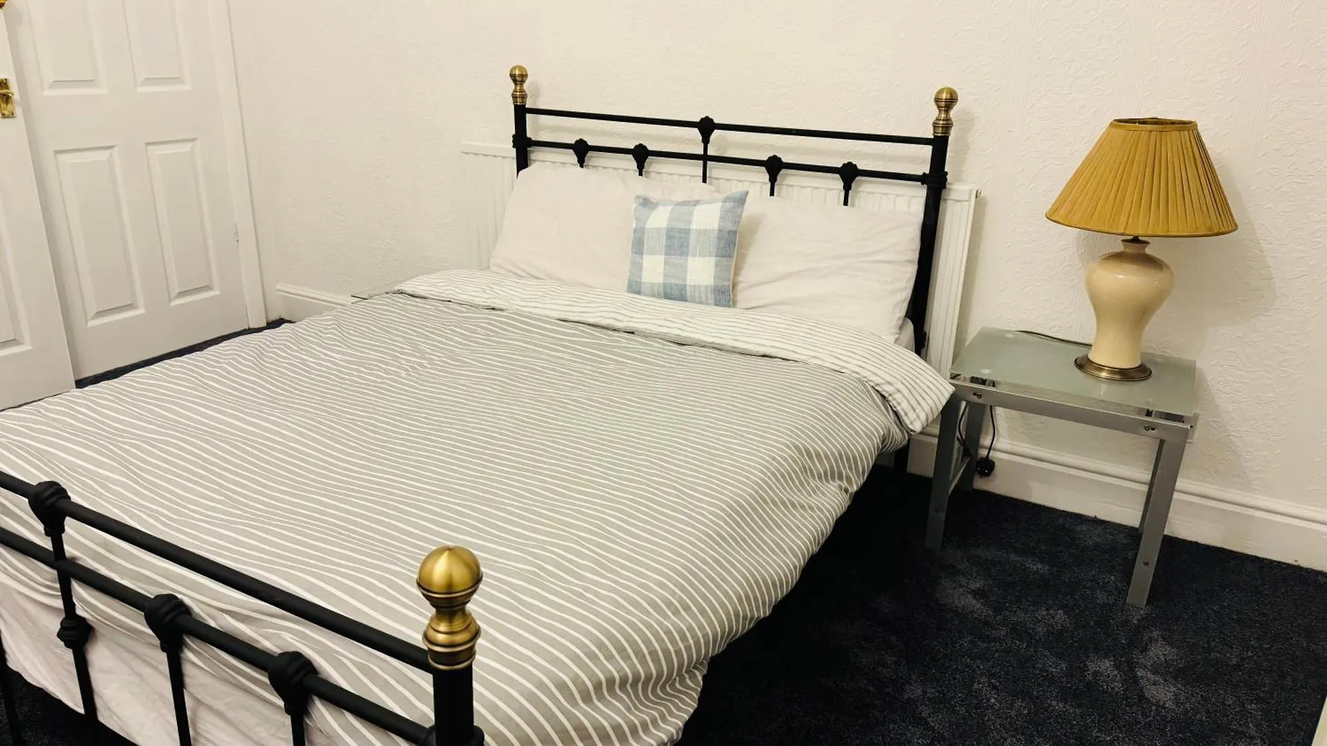 B&B Boulevard Double Room In Shared Accommodation 킹스턴어폰헐